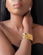 Afbeelding in Gallery-weergave laden, ATHENA Gold Textured Bangle Cuff Bracelet
