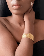 Cargar imagen en el visor de la galería, GRANULI Irregular Bracelet Cuff Gold
