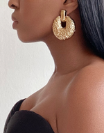 Cargar imagen en el visor de la galería, IDWA Oval Textured Oversize Earrings Gold
