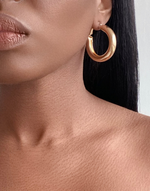 Afbeelding in Gallery-weergave laden, CAIRO Small Clip-On Hoop Earrings Gold
