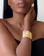 Charger l&#39;image dans la galerie, MINYA Gold Large Textured Cuff Bangle Bracelet
