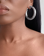 Cargar imagen en el visor de la galería, CAIRO Large Clip-On Hoop Earrings Silver
