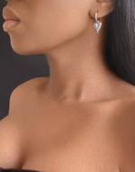 Afbeelding in Gallery-weergave laden, AMOR Huggie hoop Earrings Silver
