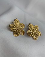 Cargar imagen en el visor de la galería, Side view of ABYDOS Big Flower Statement Earrings, showcasing their intricate five-petal floral design and luxurious 18k gold-plated stainless steel finish. These bold and elegant earrings are perfect for adding a touch of timeless sophistication to any outfit.
