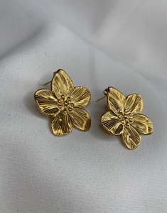 Side view of ABYDOS Big Flower Statement Earrings, showcasing their intricate five-petal floral design and luxurious 18k gold-plated stainless steel finish. These bold and elegant earrings are perfect for adding a touch of timeless sophistication to any outfit.