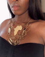 Cargar y reproducir el video en el visor de la galería, AFRICA Large Gold Map Cuff Necklace Chain
