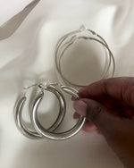 Charger et lire la vidéo dans la visionneuse de la Galerie, CAIRO Clip-On Oversized Thin Hoop Earrings Silver
