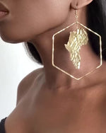 Charger et lire la vidéo dans la visionneuse de la Galerie, TIYE Africa Map Large Gold Hoop Earrings
