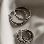 Load and play video in Gallery viewer, CAIRO Small Clip-On Hoop Earrings Silver
