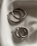 Cargar y reproducir el video en el visor de la galería, CAIRO Large Clip-On Hoop Earrings Silver
